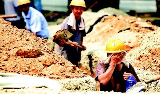 關(guān)注，高溫下的鋼結(jié)構(gòu)施工工人